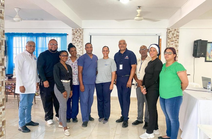 Personal de salud del Hospital Municipal de Imbert recibe taller sobre cartilla perinatal y partograma