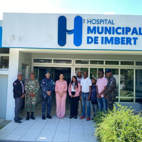 Coronel Luis Vargas visita el Hospital Municipal de Imbert Como nuevo encargado de Seguridad Hospitalaria en la Zona Norte