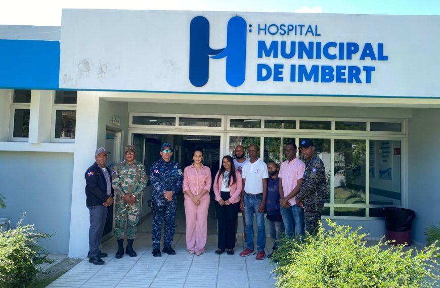 Coronel Luis Vargas visita el Hospital Municipal de Imbert Como nuevo encargado de Seguridad Hospitalaria en la Zona Norte