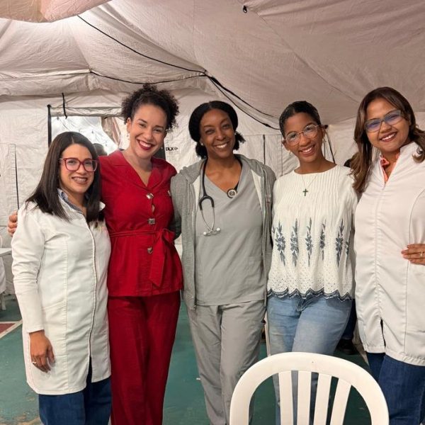 M&eacute;dico personal del Hospital Municipal de Imbert brinda apoyo en operativo &ldquo;M&aacute;s Salud&rdquo; en Puerto Plata